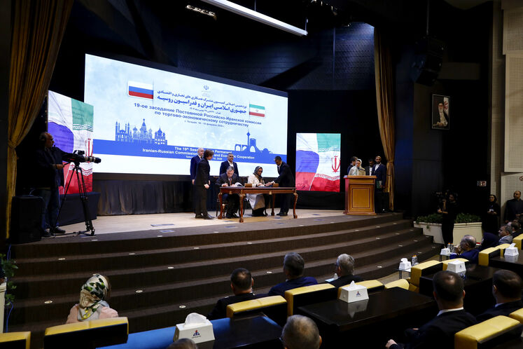 امضای تفاهم‌نامه میان پروانه رضایی، معاون وزیر تعاون، کار و رفاه اجتماعی ایران و ایوانکف میخائیل یورویویچ، رئیس سرویس فدرال کار و اشتغال فدراسیون روسیه