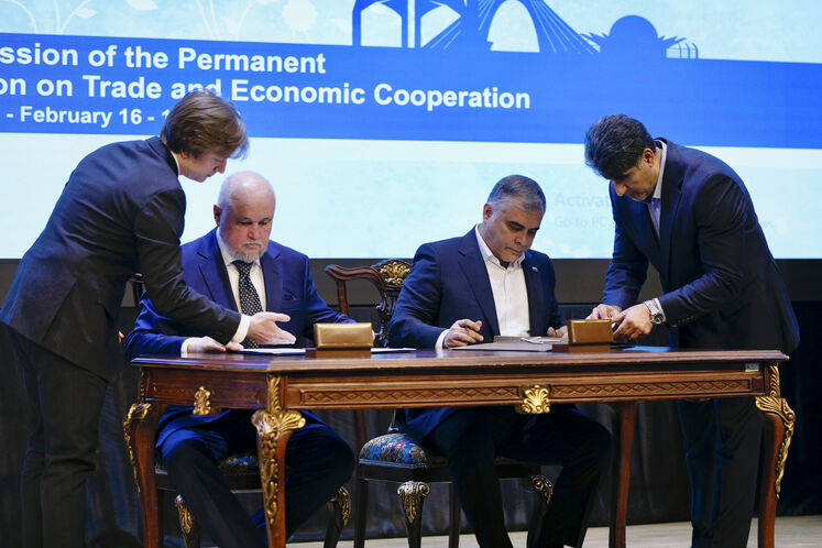 از راست: محسن پاک‌نژاد، وزیر نفت و سرگئی تیسیلیوف، وزیر انرژی فدراسیون روسیه