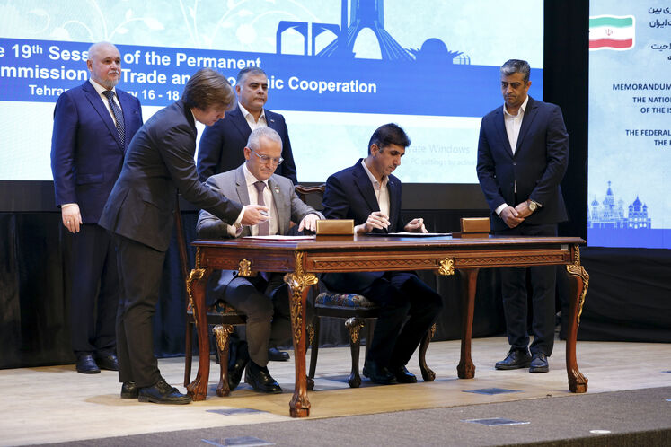 امضای تفاهم‌نامه میان مهدی علیپور، رئیس مرکز ملی تأیید صلاحیت ایران و ولواچ دیمیتری والرویچ، رئیس سرویس فدرال