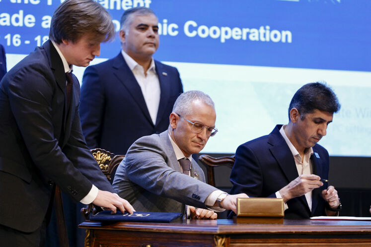 امضای تفاهم‌نامه میان مهدی علیپور، رئیس مرکز ملی تأیید صلاحیت ایران و ولواچ دیمیتری والرویچ، رئیس سرویس فدرال