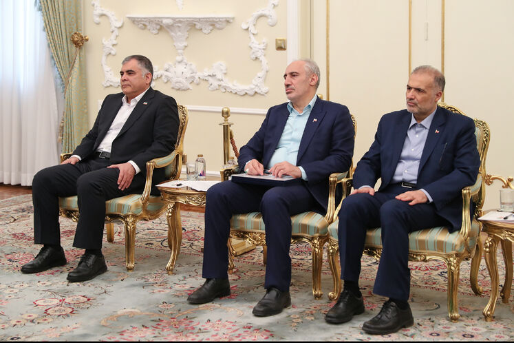 از راست: کاظم جلالی، سفیر ایران در روسیه، سید حمید پورمحمدی، رئیس سازمان برنامه و بودجه و محسن پاک‌نژاد، وزیر نفت