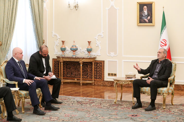 دیدار سرگئی تیسیلیوف، وزیر انرژی روسیه با  مسعود پزشکیان، رئیس‌جمهوری