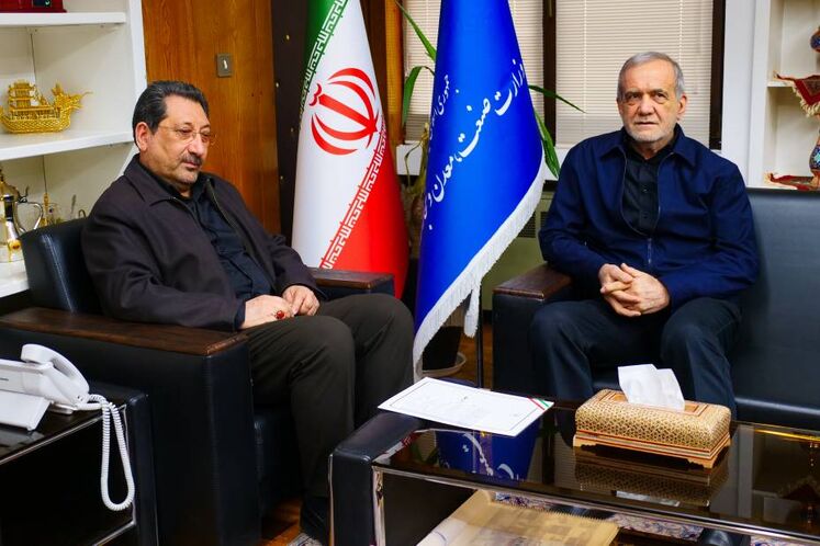 مسعود پزشکیان، رئیس جمهوری و سیدمحمد اتابک وزیر صنعت، معدن و تجارت