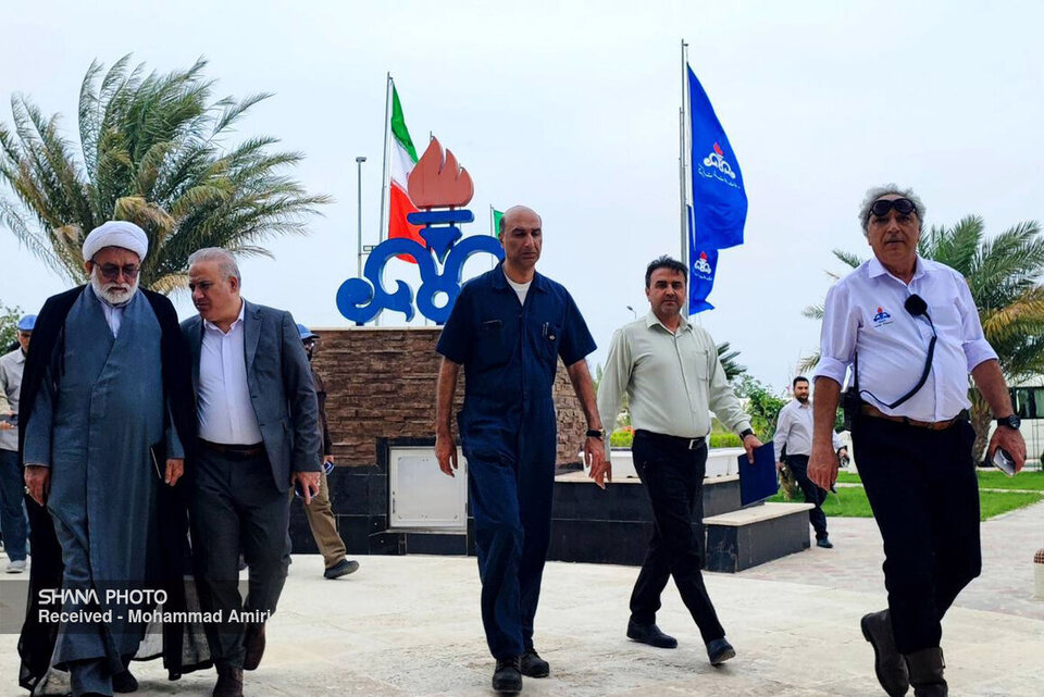 Senior MP applauds oil workers’ efforts on Lavan Island