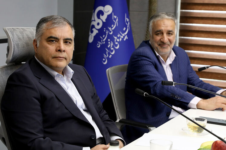 عباس اسدروز، مدیرعامل شرکت پایانه‌های نفتی ایران و محسن پاک‌نژاد، وزیر نفت
