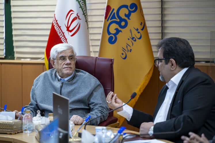 سعید توکلی، مدیرعامل شرکت ملی گاز ایران و  محمدرضا عارف، معاون اول رئیس‌جمهوری