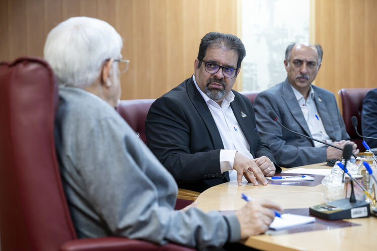 سعید توکلی، مدیرعامل شرکت ملی گاز ایران و  محمدرضا عارف، معاون اول رئیس‌جمهوری