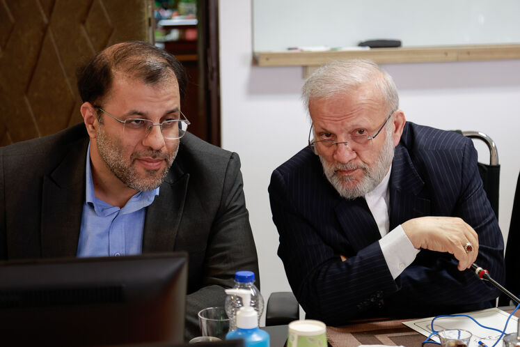 سمت راست: منوچهر متکی، عضو کمیسیون اقتصادی مجلس شورای اسلامی