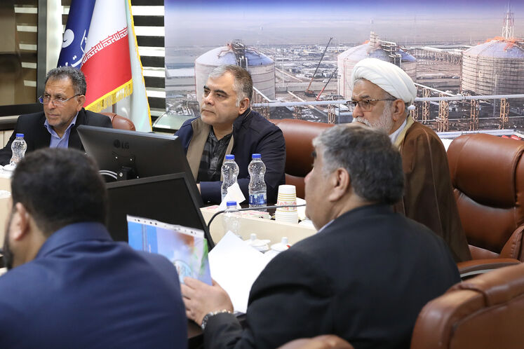 از راست: موسی احمدی، رئیس کمیسیون انرژی مجلس شورای اسلامی، محسن پاک‌نژاد، وزیر نفت و رضا سپهوند، عضو کمیسیون انرژی مجلس شورای اسلامی