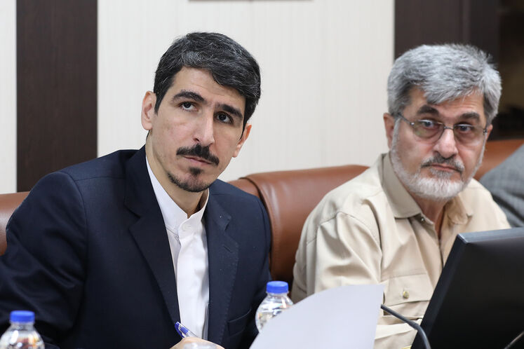 از راست: مهدی کوچک‌زاده و مالک شریعتی عضو کمیسیون انرژی مجلس شورای اسلامی 