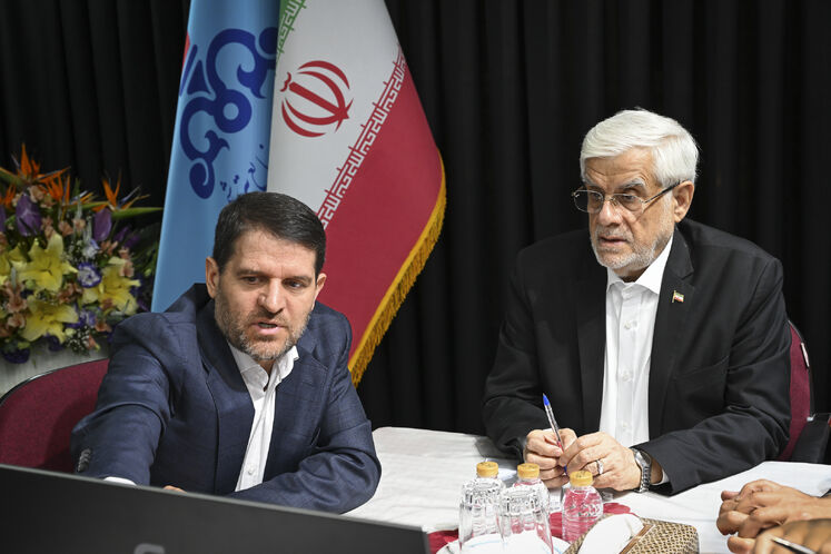 محمدرضا عارف، معاون اول رئیس‌جمهوری و  حسن عباس‌زاده، مدیرعامل شرکت ملی صنایع پتروشیمی