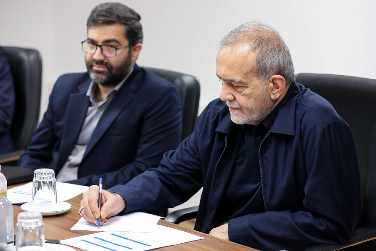  مسعود پزشکیان، رئیس‌جمهوری و اسماعیل سقاب اصفهانی، معاون رئیس‌جمهوری و رئیس سازمان بهینه‌سازی و مدیریت راهبردی انرژی