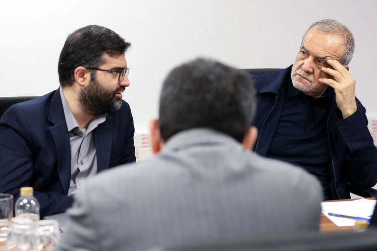  مسعود پزشکیان، رئیس‌جمهوری و اسماعیل سقاب اصفهانی، معاون رئیس‌جمهوری و رئیس سازمان بهینه‌سازی و مدیریت راهبردی انرژی