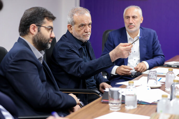 سیدحمید پورمحمدی، رئیس سازمان برنامه و بودجه، مسعود پزشکیان، رئیس‌جمهوری و اسماعیل سقاب اصفهانی، معاون رئیس‌جمهوری و رئیس سازمان بهینه‌سازی و مدیریت راهبردی انرژی
