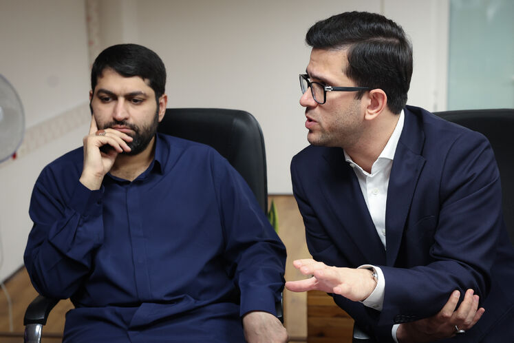 محمدصادق عظیمی‌فر، مدیرعامل شرکت ملی پالایش و پخش فرآورده‌های نفتی ایران(سمت راست)