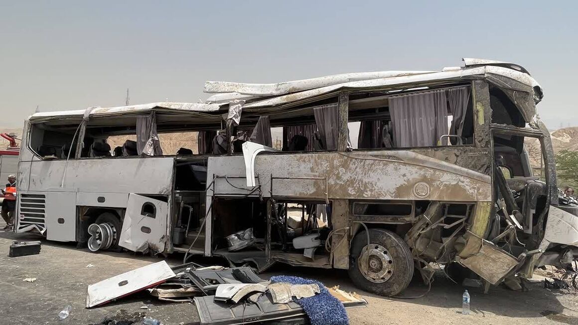 واژگونی اتوبوس کارکنان مجتمع گاز پارس جنوبی واژگونی اتوبوس کارکنان مجتمع گاز پارس جنوبی