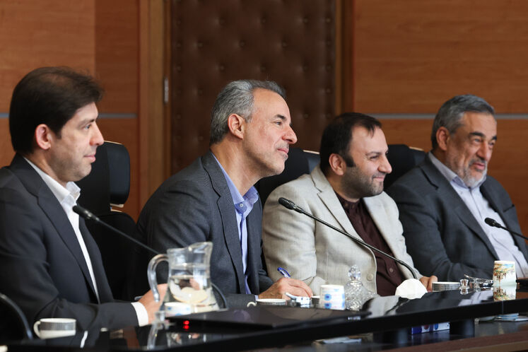 حمید بورد، مدیرعامل شرکت ملی نفت ایران، محسن پیرهادی، معاون امور حقوقی و مجلس وزارت نفت و جلال میرزایی، رئیس دفتر وزارتی و مشاور وزیر نفت 