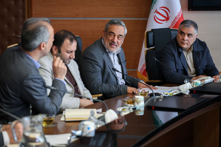 محسن پاک‌نژاد، وزیر نفت، حمید بورد، مدیرعامل شرکت ملی نفت ایران، محسن پیرهادی، معاون امور حقوقی و مجلس وزارت نفت و جلال میرزایی، رئیس دفتر وزارتی و مشاور وزیر نفت 