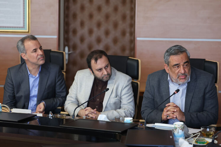 حمید بورد، مدیرعامل شرکت ملی نفت ایران، محسن پیرهادی، معاون امور حقوقی و مجلس وزارت نفت و جلال میرزایی، رئیس دفتر وزارتی و مشاور وزیر نفت 