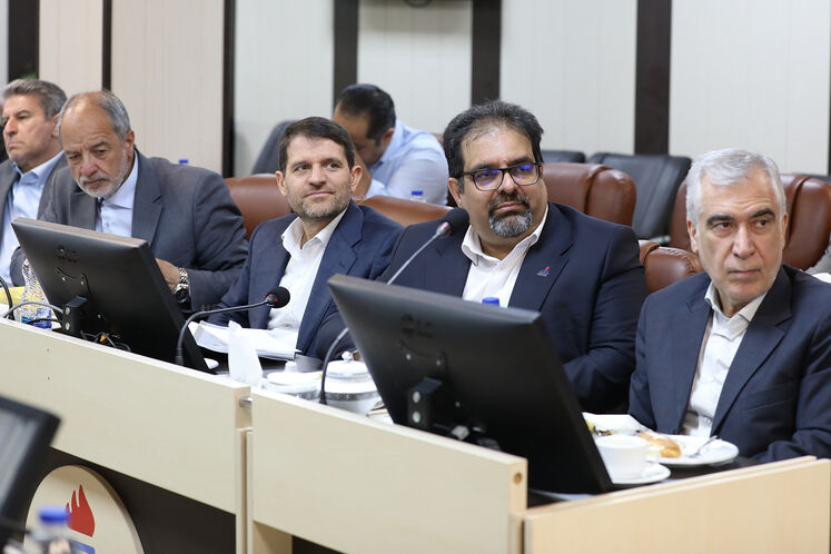 از راست: ابوالفضل ظهره‌وند، عضو کمیسیون امنیت ملی و سیاست خارجی مجلس شورای اسلامی، سعید توکلی، مدیرعامل شرکت ملی گاز ایران و حسن عباس زاده، مدیرعامل شرکت ملی صنایع پتروشیمی