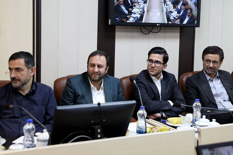 محمدصادق عظیمی‌فر، مدیرعامل شرکت ملی پالایش و پخش فرآورده‌های نفتی ایران و محسن پیرهادی، معاون امور حقوقی و مجلس وزارت نفت