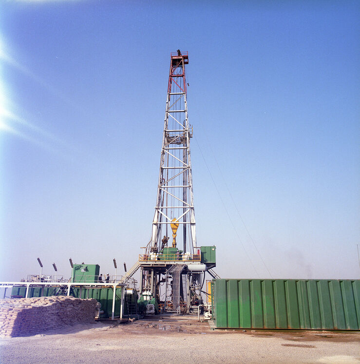 چاه اکتشافی در منطقه دارخوین آبادان (دهه ۷۰)