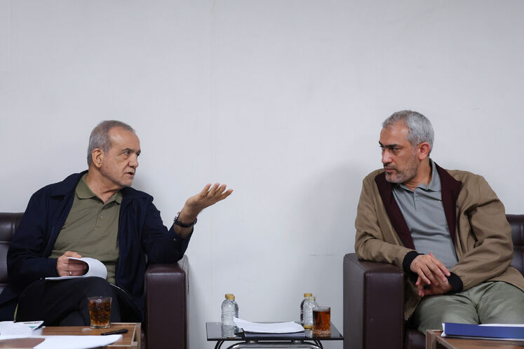 سید علی مدنی‌زاده، وزیر امور اقتصادی و دارایی و  مسعود پزشکیان، رئیس‌جمهوری