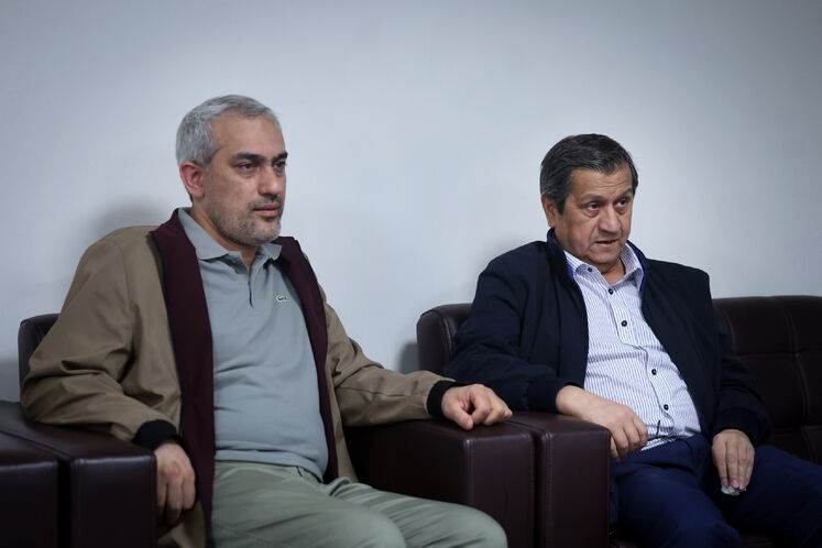  عبدالناصر همتی، رئیس کل بانک مرکزی و سید علی مدنی‌زاده، وزیر امور اقتصادی و دارایی 