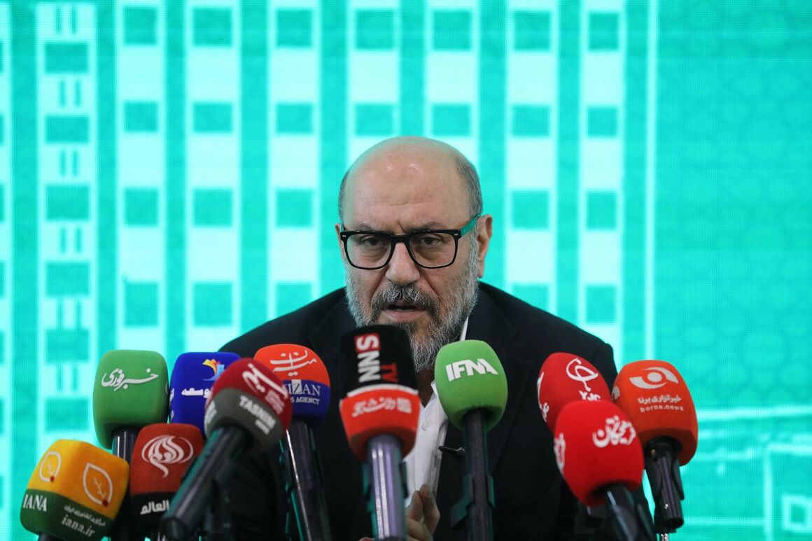 بنیاد مستضعفان برای بازسازی تأسیسات نفتی در کنار وزارت نفت ایستاده‌ است