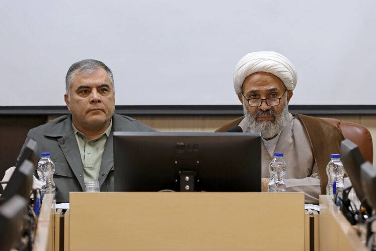  نصرالله پژمانفر، رئیس کمیسیون اصل ۹۰ مجلس شورای اسلامی و محسن پاک‌نژاد، وزیر نفت