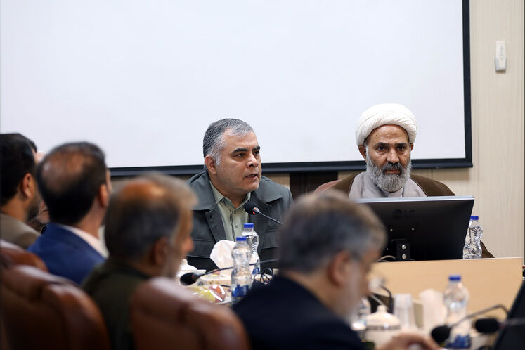  نصرالله پژمانفر، رئیس کمیسیون اصل ۹۰ مجلس شورای اسلامی و محسن پاک‌نژاد، وزیر نفت
