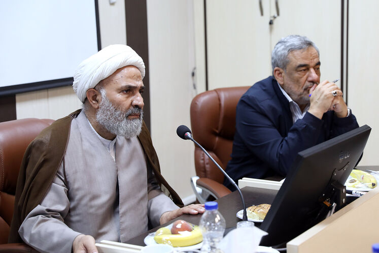 حمید بورد، مدیرعامل شرکت ملی نفت  و  نصرالله پژمانفر، رئیس کمیسیون اصل ۹۰ مجلس شورای اسلامی