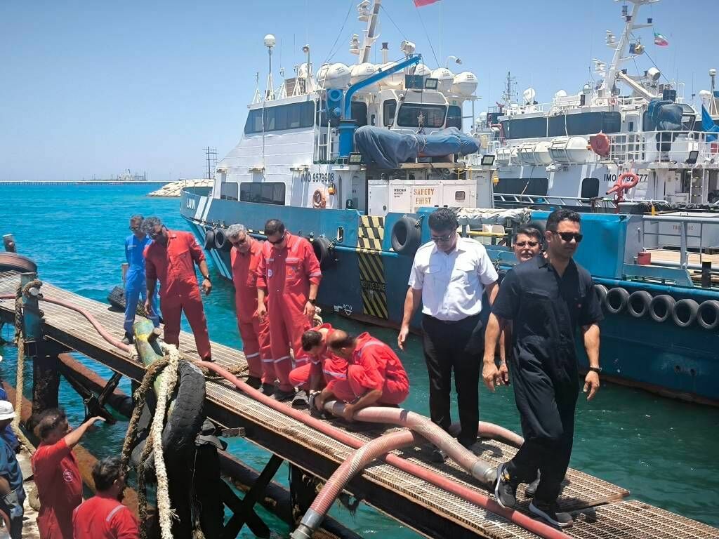انجام عملیات پیچیده مهندسی برای نجات بارج «ضحا» در آبهای خلیجفارس انجام عملیات پیچیده مهندسی برای نجات بارج «ضحا» در آبهای خلیجفارس