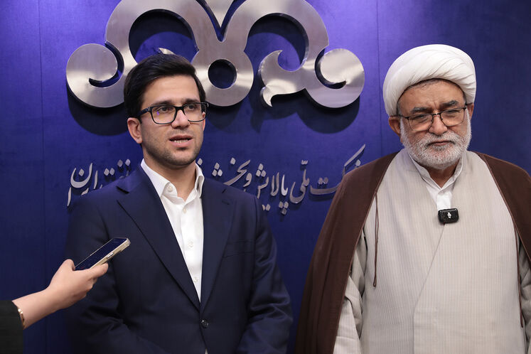 از راست: موسی احمدی، رئیس کمیسیون انرژی مجلس و محمدصادق عظیمی فر، معاون وزیر نفت در امور پالایش و پخش