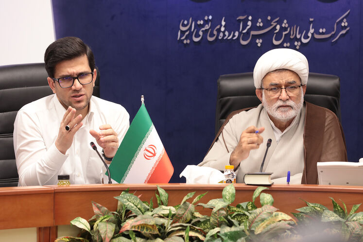 از راست: موسی احمدی، رئیس کمیسیون انرژی مجلس و محمدصادق عظیمی فر، معاون وزیر نفت در امور پالایش و پخش