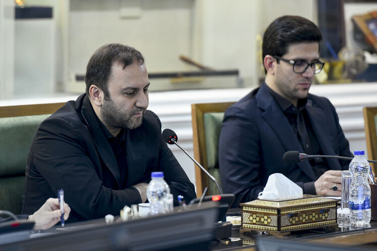   محمدصادق عظیمی‌فر، معاون وزیر نفت در امور پالایش و پخش و محسن پیرهادی، معاون امور حقوقی و مجلس وزارت نفت
