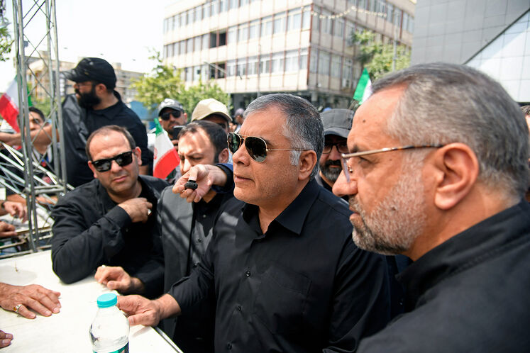 بازدید محسن پاک‌نژاد، وزیر نفت از موکب شهدای نفت