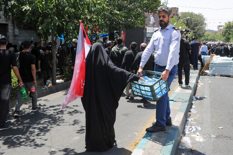 خدمات‌رسانی موکب شهدای نفت در روز دوم وداع با امام شهید