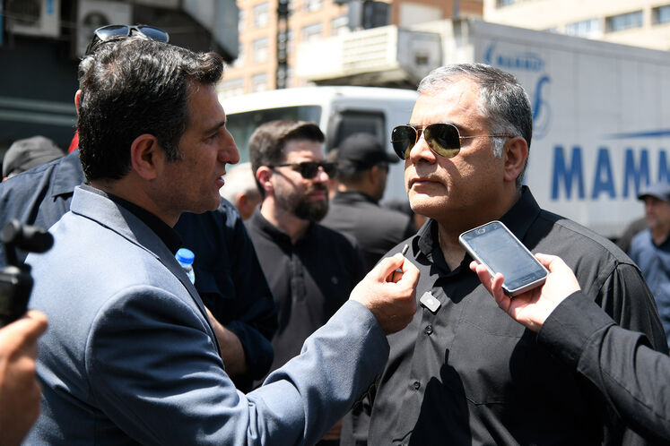 حضور محسن پاک‌نژاد، وزیر نفت، در مراسم تشییع آقای شهید ایران
