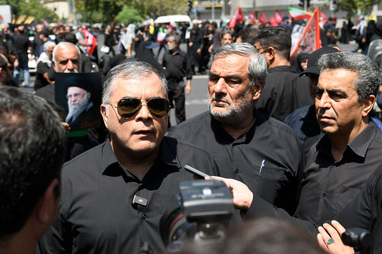 حضور محسن پاک‌نژاد، وزیر نفت، در مراسم تشییع آقای شهید ایران