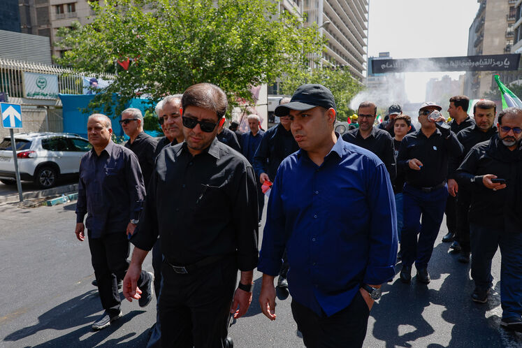 حضور محسن پاک‌نژاد، وزیر نفت، در مراسم تشییع آقای شهید ایران