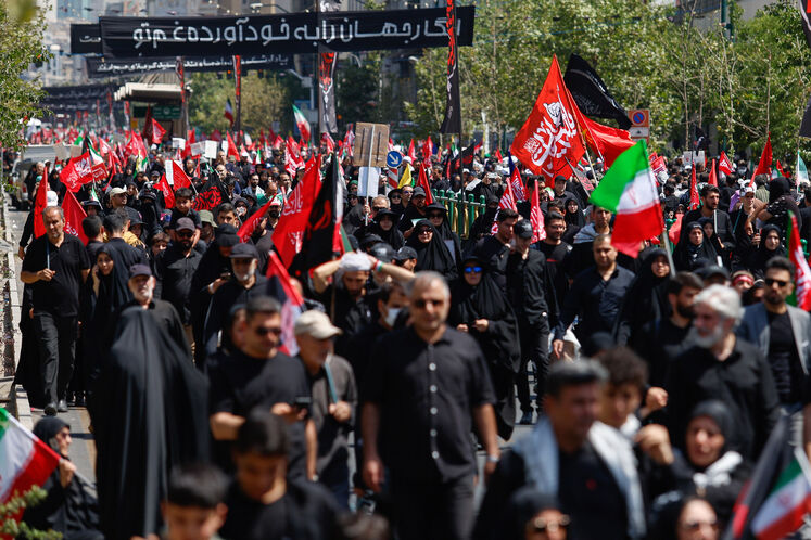 حضور محسن پاک‌نژاد، وزیر نفت، در مراسم تشییع آقای شهید ایران