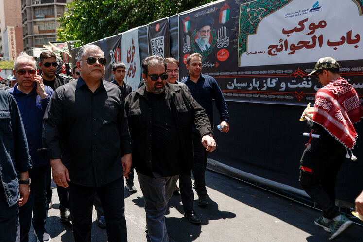 حضور محسن پاک‌نژاد، وزیر نفت، در مراسم تشییع آقای شهید ایران