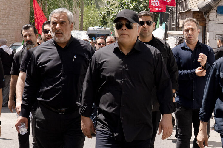 حضور محسن پاک‌نژاد، وزیر نفت، در مراسم تشییع آقای شهید ایران