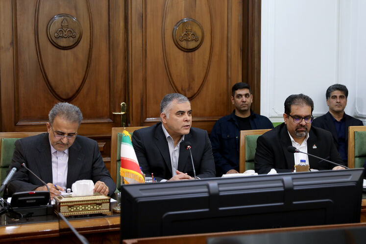 از راست: سعید توکلی، مدیر عامل شرکت ملی گاز ایران؛ محسن پاک‌نژاد، وزیر نفت؛ سیدعلی‌محمد موسوی، معاون امور بین‌الملل و بازرگانی وزارت نفت 