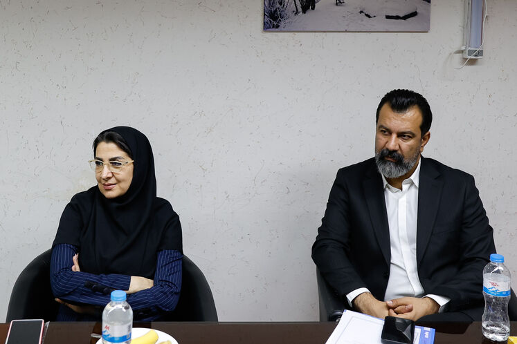 مسعود کشاورز، رئیس روابط عمومی شرکت ملی نفت ایران، و فاطمه کاهی، رئیس روابط عمومی شرکت ملی پالایش و پخش فرآورده‌های نفتی ایران