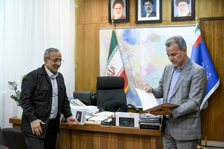 جلال میرزایی، مدیرکل دفتر وزارتی و مشاور وزیر نفت، و داوود طارمی، سرپرست مرکز مقاوت بسیج وزارت نفت