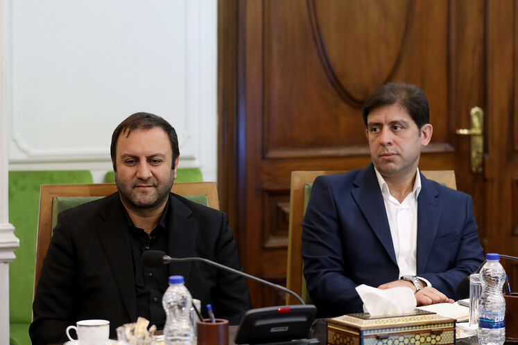 از راست:پیمان احتشامی، سرپرست معاونت نظارت بر منابع هیدروکربوری وزارت نفت و محسن پیرهادی، معاون امور حقوقی و مجلس وزارت نفت 