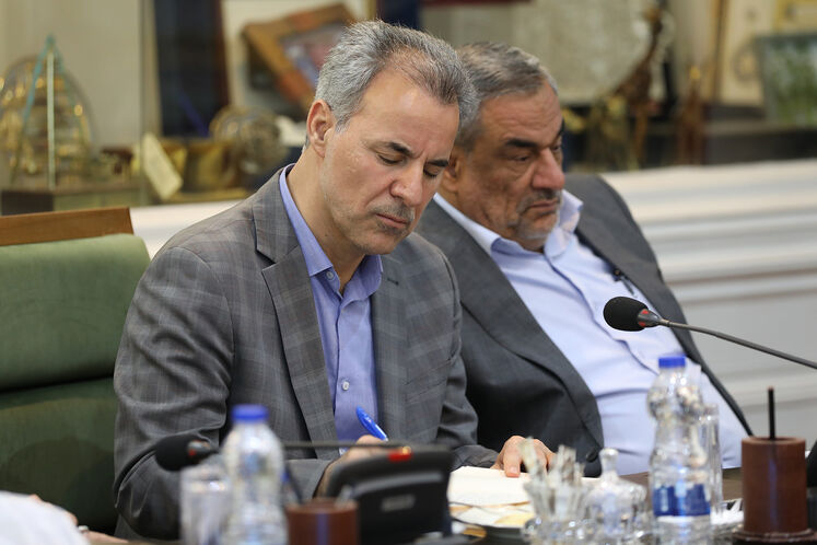 جلال میرزایی، مدیرکل دفتر وزارتی و مشاور وزیر نفت و محمدصادق عظیمی‌فر، معاون وزیر نفت 