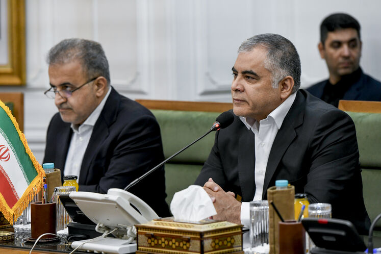 محسن پاک‌نژاد، وزیر نفت، و سید علی‌محمد موسوی، معاون وزیر نفت در امور بین‌الملل و بازرگانی